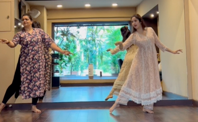 Janhvi Kapoor Recreates Rekha's Iconic Song <i>Dil Cheez Kya Hai</i> In This Post. Watch