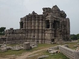 यूपी : 9वीं शताब्दी के मंदिर के सौंदर्यीकरण पर आमने-सामने DM और ASI डायरेक्टर, अधर में लटका प्रोजेक्ट यूपी : 9वीं शताब्दी के मंदिर के सौंदर्यीकरण पर आमने-सामने DM और ASI डायरेक्टर, अधर में लटका प्रोजेक्ट