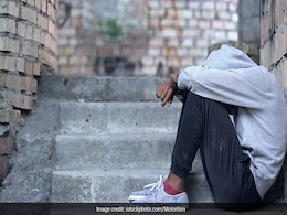World Suicide Prevention Day: अपने किसी करीबी में नजर आने वाले सुसाइड के इन 6 लक्षणों को ना करें नजरअंदाज  World Suicide Prevention Day: अपने किसी करीबी में नजर आने वाले सुसाइड के इन 6 लक्षणों को ना करें नजरअंदाज