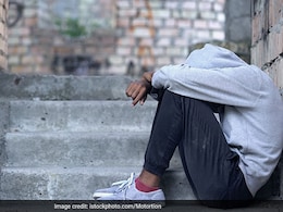 बातचीत, व्यवहार और खामोशी में छिपे होते हैं आत्महत्या के संकेत, ये 7 साइन बताते हैं कि परेशान है मन बातचीत, व्यवहार और खामोशी में छिपे होते हैं आत्महत्या के संकेत, ये 7 साइन बताते हैं कि परेशान है मन