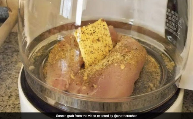 कंपनी का खर्च कम करने के लिए शख्स ने कॉफी मशीन में पकाया चिकन, लोग बोले- पैसा बचाया नहीं, बेकार कर दिया!