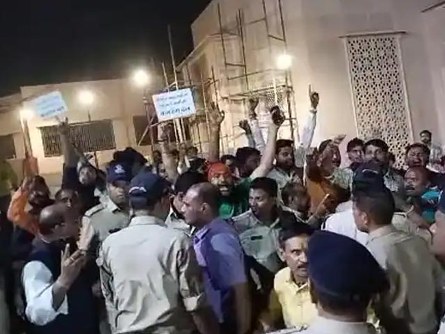 Ahead Of Alia Bhatt, Ranbir Kapoor's Visit, Ruckus Outside Ujjain Temple