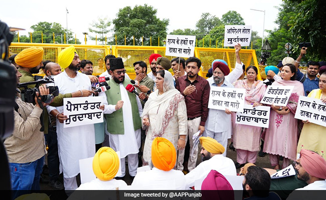 AAP MLAs Protest After Punjab Assembly Session Cancelled