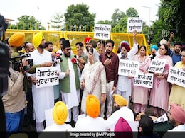 AAP MLAs Protest After Punjab Assembly Session Cancelled AAP MLAs Protest After Punjab Assembly Session Cancelled