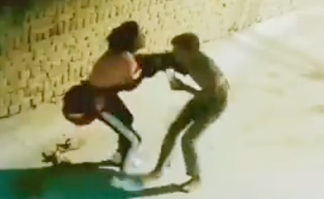 Video: Delhi Woman Fights Off Man Who Tried To Snatch Her Phone