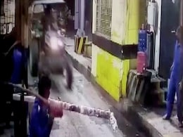 Watch:13 Tractors Speed Through Toll Plaza In UP's Agra Watch:13 Tractors Speed Through Toll Plaza In UP's Agra