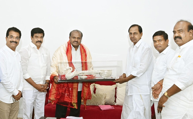 HD Kumaraswamy Assures Support To KCR's "National Endeavour"