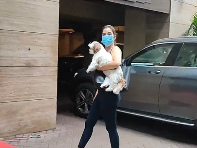 सोफी चौधरी अपने पालतू कुत्ते के साथ जाते हुईं हुई स्पॉट