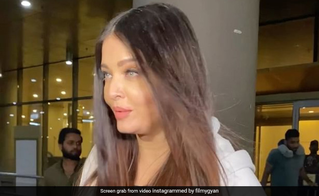 VIDEO: एयरपोर्ट पर कैजुअल स्टाइल में नजर आईं ऐश्वर्या राय बच्चन, वायरल हुआ एक्ट्रेस का ग्लैमरस लुक