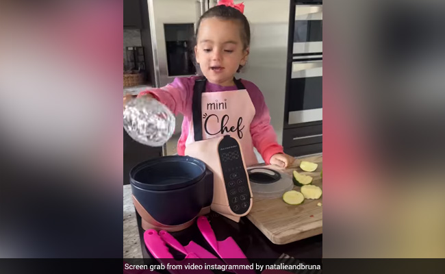 छोटी बच्ची ने कुछ इस तरह बनाया मां के लिए डिनर, क्यूट अंदाज़ देख लोग बोले- Little Master Chef