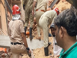 दिल्ली : आज़ाद मार्केट में चार-मंज़िला निर्माणाधीन बिल्डिंग गिरी, चार घायल दिल्ली : आज़ाद मार्केट में चार-मंज़िला निर्माणाधीन बिल्डिंग गिरी, चार घायल