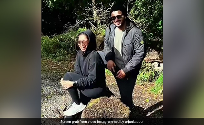 यूरोप के ग्लासगो में मॉर्निंग वॉक करने निकले अर्जुन कपूर और भूमि पेडनेकर, दोनों की ऐसी मस्ती देख अंशुला कपूर ने ऐसे किया रिएक्ट