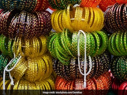 बिहार में शराब की जब्त बोतलों से बनाई जाएंगी चूड़ियां, महिलाओं को दी जा रही ट्रेनिंग बिहार में शराब की जब्त बोतलों से बनाई जाएंगी चूड़ियां, महिलाओं को दी जा रही ट्रेनिंग