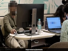 बाढ़ ने बढ़ाई मुश्किल, तो शख्स ने कॉफी शॉप में ही डेस्कटॉप लगाकर बना लिया ऑफिस, लोगों ने दिए ऐसे रिएक्शन बाढ़ ने बढ़ाई मुश्किल, तो शख्स ने कॉफी शॉप में ही डेस्कटॉप लगाकर बना लिया ऑफिस, लोगों ने दिए ऐसे रिएक्शन
