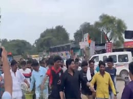 जहां-जहां से गुजरा CM शिंदे का काफिला, वहां-वहां गोमूत्र छिड़कने लगे उद्धव समर्थक, देखें VIDEO जहां-जहां से गुजरा CM शिंदे का काफिला, वहां-वहां गोमूत्र छिड़कने लगे उद्धव समर्थक, देखें VIDEO