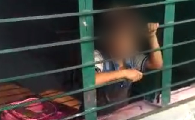 यूपी : क्लासरूम को ताला लगाकर चले गए शिक्षक, अंदर कैद रह गई बच्ची, घंटों बाद निकाला