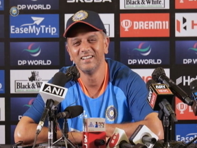 VIDEO : ...जब 'Sexy' शब्द बोलने से ऐसे हिचकिचाने लगे भारतीय टीम के कोच राहुल द्रविड़