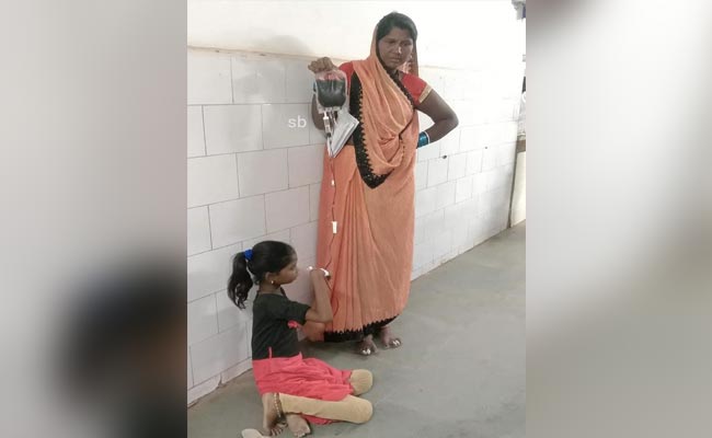 MP में स्वास्थ्य व्यवस्था की फिर खुली पोल, अस्पताल में जमीन पर बैठाकर बच्ची को चढ़ाया गया खून