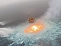 समुद्र के बीच पिघले लावा सी निकली धधकती आग ने लोगों की बढ़ाई चिंता, देखें VIDEO समुद्र के बीच पिघले लावा सी निकली धधकती आग ने लोगों की बढ़ाई चिंता, देखें VIDEO