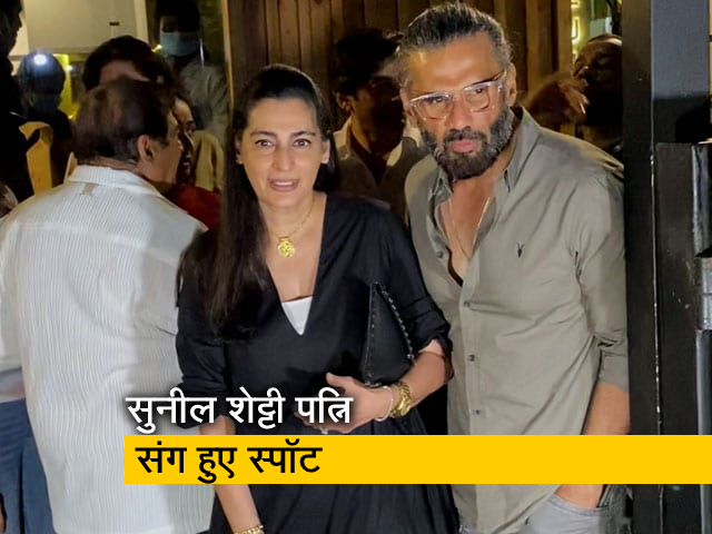 सुनील शेट्टी पत्नी माना के साथ बांद्रा में रेस्टोरेंट के बाहर आए नजर
