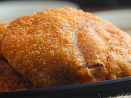 This Crispy, Flaky Chicken Keema Kachori Is The Perfect Treat For Weekend Indulgence