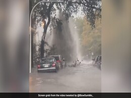 सड़क पर अचानक फटा सीवर, काफी ऊंचाई तक उछला पानी, जैसे आ गई बाढ़, खौफनाक नज़ारा देख डर गए लोग सड़क पर अचानक फटा सीवर, काफी ऊंचाई तक उछला पानी, जैसे आ गई बाढ़, खौफनाक नज़ारा देख डर गए लोग