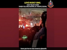ट्रैफिक में फंसा कैब ड्राइवर गा रहा था ‘छुप गए सारे नज़ारे’, दिल्ली पुलिस ने Video शेयर कर कही ये बात ट्रैफिक में फंसा कैब ड्राइवर गा रहा था ‘छुप गए सारे नज़ारे’, दिल्ली पुलिस ने Video शेयर कर कही ये बात