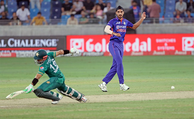 IND vs PAK: हार में भी अर्शदीप सिंह ने अपने जज्बे से ऐसे जीत लिया दिल, लोगों ने कहा, ये सरदार है ‘असरदार’