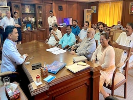गोवा में कांग्रेस के 11 में से 8 विधायक हुए बीजेपी में शामिल गोवा में कांग्रेस के 11 में से 8 विधायक हुए बीजेपी में शामिल