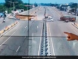 Video : नवांशहर में दो कारों पर पलटा ट्रक, एक ही परिवार के तीन लोगों की मौत Video : नवांशहर में दो कारों पर पलटा ट्रक, एक ही परिवार के तीन लोगों की मौत