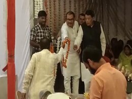 MP: दूसरे के हाथों माल्यार्पण करा कर विवादों में घिरे मंत्री बिसाहूलाल सिंह, लोगों ने लगाया ये आरोप MP: दूसरे के हाथों माल्यार्पण करा कर विवादों में घिरे मंत्री बिसाहूलाल सिंह, लोगों ने लगाया ये आरोप