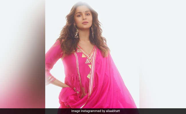 Alia Bhatt Wore A Pink "Baby-On-Board" Outfit For <i>Brahmastra</i>'s Pre-Release Event. See Pics