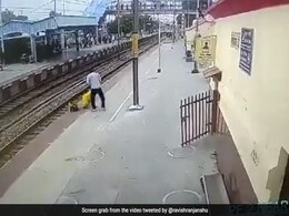 रेलवे लाइन पार कर रही थी महिला, तभी सामने से आ गई सुपरफास्ट ट्रेन, फिर हुआ कुछ ऐसा - देखें Video रेलवे लाइन पार कर रही थी महिला, तभी सामने से आ गई सुपरफास्ट ट्रेन, फिर हुआ कुछ ऐसा - देखें Video