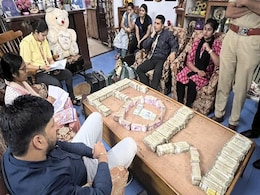 मध्यप्रदेश: जबलपुर में बिशप पीसी सिंह के घर से 1.65 करोड़ नकद और 18 हजार अमेरिकी डॉलर बरामद मध्यप्रदेश: जबलपुर में बिशप पीसी सिंह के घर से 1.65 करोड़ नकद और 18 हजार अमेरिकी डॉलर बरामद