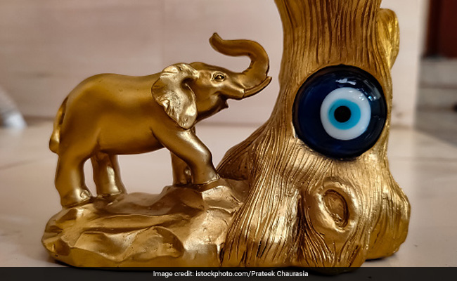 Vastu Shastra: घर के मेन गेट के लिए जरूर अपनाएं ये वास्तु टिप्स, निगेटिव एनर्जी  हमेशा रहेगी दूर