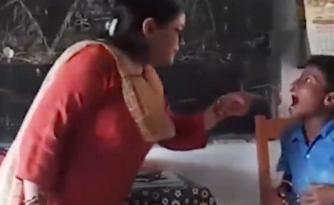 बच्चों को “Johny Johny Yes Papa” का मैथिली वर्जन पढ़ा रही है ये शिक्षिका, वीडियो हुआ वायरल