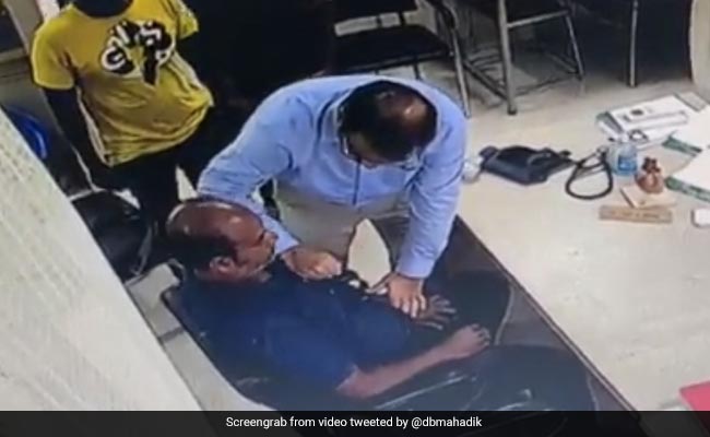 Watch: दिल का दौरा पड़ने पर बेसुध हुआ शख्स, डॉक्टर ने CPR देकर बचाई जान