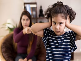 माता-पिता को बच्चों के टीचर से कभी नहीं कहनी चाहिए ये 4 बातें, बच्चे के मन को लग सकती है ठेस  माता-पिता को बच्चों के टीचर से कभी नहीं कहनी चाहिए ये 4 बातें, बच्चे के मन को लग सकती है ठेस