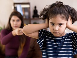 बच्चा मेहमानों के सामने सोफे पर कूदने या भागने लगता है तो उसे यूं सिखाएं ये 6 बेसिक चीजें, फिर हर कोई कहेगा संस्कारी है बच्चा