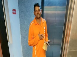 Swiggy Delivery Agent Working 'Barefoot' Melts Hearts On Internet - See Post Swiggy Delivery Agent Working 'Barefoot' Melts Hearts On Internet - See Post