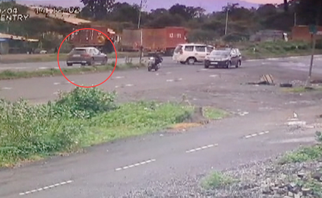 On CCTV, Cyrus Mistry's Luxury Car Minutes Before Fatal Crash