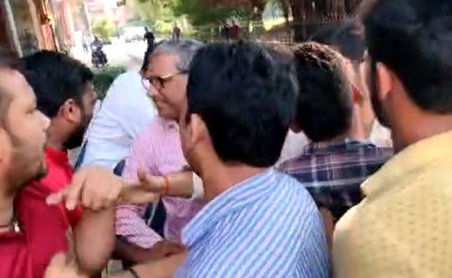 इलाहाबाद यूनिवर्सिटी की चीफ प्रॉक्‍टर के साथ छात्रों ने की हाथापाई