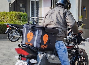 Swiggy Agent Helps Elderly Chennai Couple To Contact Son In Secunderabad; Internet Hails Swiggy Agent Helps Elderly Chennai Couple To Contact Son In Secunderabad; Internet Hails