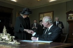 "Can't Bear This Bloody Thing" - King Charles Gets Frustrated Over Leaky Pen "Can't Bear This Bloody Thing" - King Charles Gets Frustrated Over Leaky Pen