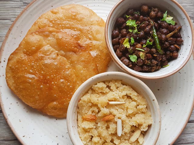 Halwa Chana Poori Recipe | How To Make Halwa Chana Poori