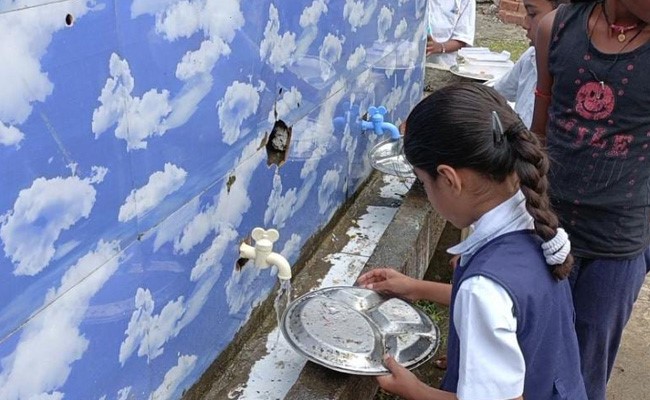 मध्यप्रदेश में शिक्षा व्यवस्था बदहाल, स्कूलों में झाड़ू लगाने और प्लेट साफ करने के लिए मजबूर हैं छात्र