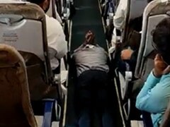 पाकिस्तानी फ्लाइट में पैसेंजर का हंगामा, कपड़े खोले, खिड़कियों पर मारे मुक्के, लोग हुए परेशान