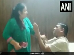 पत्नी ने पति को होटल में महिला संग पकड़ा, देखते ही चप्पल से की पिटाई, माफी मांगता रहा पति पत्नी ने पति को होटल में महिला संग पकड़ा, देखते ही चप्पल से की पिटाई, माफी मांगता रहा पति