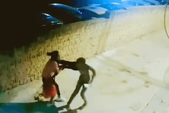 कैमरे में कैद : जब फोन स्नैचर से जूझती रही दिल्ली की लड़की कैमरे में कैद : जब फोन स्नैचर से जूझती रही दिल्ली की लड़की