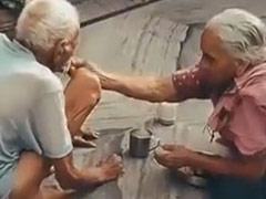 IAS ने 'प्यार क्या होता है' लिखकर शेयर किया बुजुर्ग कपल का यह इमोशनल VIDEO